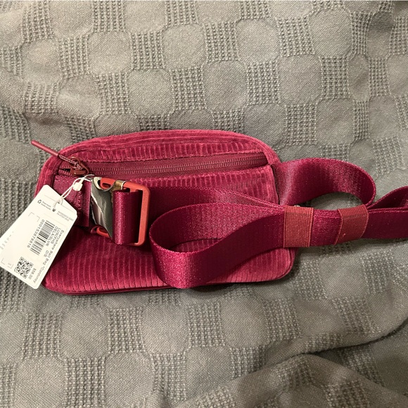 Everywhere Belt Bag Corduroy - Picture 4 of 7